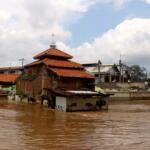 Terlihat ratusan rumah yang berada dibantaran kali Ciliwung terendam banjir kiriman di kawasan Jakarta, Kamis (16/2/2017). Banjir kiriman itu menggenangi sejumlah wilayah bantaran kali, seperti Bukit Duri, Tebet, Rawajati, Kalibata, Jatinegara, dan sejumlah wilayah lainnya dengan ketinggian genangan air bervariasi di wilayah-wilayah tersebut. AKTUAL/Munzir