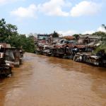Terlihat ratusan rumah yang berada dibantaran kali Ciliwung terendam banjir kiriman di kawasan Jakarta, Kamis (16/2/2017). Banjir kiriman itu menggenangi sejumlah wilayah bantaran kali, seperti Bukit Duri, Tebet, Rawajati, Kalibata, Jatinegara, dan sejumlah wilayah lainnya dengan ketinggian genangan air bervariasi di wilayah-wilayah tersebut. AKTUAL/Munzir