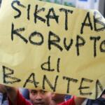 Massa dari Aliansi Selamatkan Banten, berunjukrasa di depoan Gedung KPK, Jakarta, Jum'at (10/2). Mereka mendesak KPK mengusut tuntas kasus korupsi dan grafitasi sejumlah proyek di Provinsi Banten yang diduga melibatkan Calon Gubenur yang akan ikut dalam pada Pilkada serentak 15 Februari 2017 mendatang. AKTUAL/Tino Oktaviano