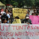 Massa dari Aliansi Selamatkan Banten, berunjukrasa di depoan Gedung KPK, Jakarta, Jum'at (10/2). Mereka mendesak KPK mengusut tuntas kasus korupsi dan grafitasi sejumlah proyek di Provinsi Banten yang diduga melibatkan Calon Gubenur yang akan ikut dalam pada Pilkada serentak 15 Februari 2017 mendatang. AKTUAL/Tino Oktaviano