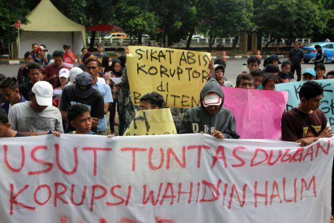 Massa dari Aliansi Selamatkan Banten, berunjukrasa di depoan Gedung KPK, Jakarta, Jum'at (10/2). Mereka mendesak KPK mengusut tuntas kasus korupsi dan grafitasi sejumlah proyek di Provinsi Banten yang diduga melibatkan Calon Gubenur yang akan ikut dalam pada Pilkada serentak 15 Februari 2017 mendatang. AKTUAL/Tino Oktaviano