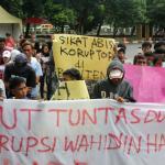 Massa dari Aliansi Selamatkan Banten, berunjukrasa di depoan Gedung KPK, Jakarta, Jum'at (10/2). Mereka mendesak KPK mengusut tuntas kasus korupsi dan grafitasi sejumlah proyek di Provinsi Banten yang diduga melibatkan Calon Gubenur yang akan ikut dalam pada Pilkada serentak 15 Februari 2017 mendatang. AKTUAL/Tino Oktaviano