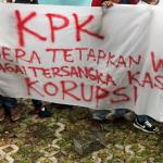 Massa dari Aliansi Selamatkan Banten, berunjukrasa di depoan Gedung KPK, Jakarta, Jum'at (10/2). Mereka mendesak KPK mengusut tuntas kasus korupsi dan grafitasi sejumlah proyek di Provinsi Banten yang diduga melibatkan Calon Gubenur yang akan ikut dalam pada Pilkada serentak 15 Februari 2017 mendatang. AKTUAL/Tino Oktaviano