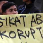 Massa dari Aliansi Selamatkan Banten, berunjukrasa di depoan Gedung KPK, Jakarta, Jum'at (10/2). Mereka mendesak KPK mengusut tuntas kasus korupsi dan grafitasi sejumlah proyek di Provinsi Banten yang diduga melibatkan Calon Gubenur yang akan ikut dalam pada Pilkada serentak 15 Februari 2017 mendatang. AKTUAL/Tino Oktaviano