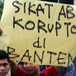 Massa dari Aliansi Selamatkan Banten, berunjukrasa di depoan Gedung KPK, Jakarta, Jum'at (10/2). Mereka mendesak KPK mengusut tuntas kasus korupsi dan grafitasi sejumlah proyek di Provinsi Banten yang diduga melibatkan Calon Gubenur yang akan ikut dalam pada Pilkada serentak 15 Februari 2017 mendatang. AKTUAL/Tino Oktaviano