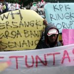 Massa dari Aliansi Selamatkan Banten, berunjukrasa di depoan Gedung KPK, Jakarta, Jum'at (10/2). Mereka mendesak KPK mengusut tuntas kasus korupsi dan grafitasi sejumlah proyek di Provinsi Banten yang diduga melibatkan Calon Gubenur yang akan ikut dalam pada Pilkada serentak 15 Februari 2017 mendatang. AKTUAL/Tino Oktaviano