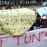 Massa dari Aliansi Selamatkan Banten, berunjukrasa di depoan Gedung KPK, Jakarta, Jum'at (10/2). Mereka mendesak KPK mengusut tuntas kasus korupsi dan grafitasi sejumlah proyek di Provinsi Banten yang diduga melibatkan Calon Gubenur yang akan ikut dalam pada Pilkada serentak 15 Februari 2017 mendatang. AKTUAL/Tino Oktaviano