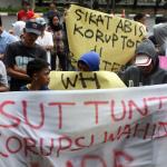 Massa dari Aliansi Selamatkan Banten, berunjukrasa di depoan Gedung KPK, Jakarta, Jum'at (10/2). Mereka mendesak KPK mengusut tuntas kasus korupsi dan grafitasi sejumlah proyek di Provinsi Banten yang diduga melibatkan Calon Gubenur yang akan ikut dalam pada Pilkada serentak 15 Februari 2017 mendatang. AKTUAL/Tino Oktaviano