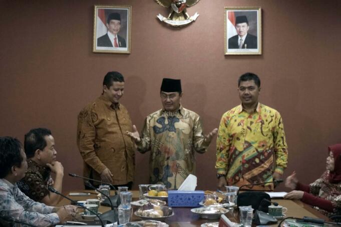 Ketua Bawaslu RI Muhammad (kiri), Ketua DKPP Jimly Asshidiqqie (tengah), Ketua Komisi Pemilihan Umum (KPU) Juri Ardiantoro (kanan) bersalam bersama saat pertemuan Tripartit di Ruang Rapat DKPP RI, Gedung Bawaslu, Jakarta, Kamis (23/2/2017). Pertemuan tersebut terkait dengan Pilkada serentak 2017. AKTUAL/Munzir