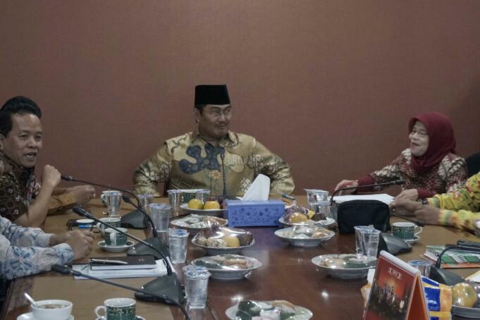 Ketua Bawaslu RI Muhammad (kiri), Ketua DKPP Jimly Asshidiqqie (tengah), Ketua Komisi Pemilihan Umum (KPU) Juri Ardiantoro (kanan) bersalam bersama saat pertemuan Tripartit di Ruang Rapat DKPP RI, Gedung Bawaslu, Jakarta, Kamis (23/2/2017). Pertemuan tersebut terkait dengan Pilkada serentak 2017. AKTUAL/Munzir