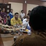 Ketua Bawaslu RI Muhammad (kiri), Ketua DKPP Jimly Asshidiqqie (tengah), Ketua Komisi Pemilihan Umum (KPU) Juri Ardiantoro (kanan) bersalam bersama saat pertemuan Tripartit di Ruang Rapat DKPP RI, Gedung Bawaslu, Jakarta, Kamis (23/2/2017). Pertemuan tersebut terkait dengan Pilkada serentak 2017. AKTUAL/Munzir