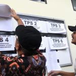 Komisioner KPU Arief Budiman dan Ferry Kurnia Rizkiyansyah mengecek data pemilih tetap pilkada DKI Jakarta di Pulau Panggang, Kepulauan Seribu, Jakarta, Sabtu (4/2/2017). Sosialisasi serta simulasi pemungutan dan penghitungan suara pilkada itu untuk mengajak masyarakat menggunakan hak suara pada pilkada serentak di 101 daerah termasuk DKI Jakarta pada 15 februari mendatang. AKTUAL/Munzir