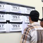 Komisioner KPU Arief Budiman dan Ferry Kurnia Rizkiyansyah mengecek data pemilih tetap pilkada DKI Jakarta di Pulau Panggang, Kepulauan Seribu, Jakarta, Sabtu (4/2/2017). Sosialisasi serta simulasi pemungutan dan penghitungan suara pilkada itu untuk mengajak masyarakat menggunakan hak suara pada pilkada serentak di 101 daerah termasuk DKI Jakarta pada 15 februari mendatang. AKTUAL/Munzir