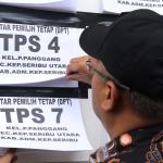 Komisioner KPU Arief Budiman dan Ferry Kurnia Rizkiyansyah mengecek data pemilih tetap pilkada DKI Jakarta di Pulau Panggang, Kepulauan Seribu, Jakarta, Sabtu (4/2/2017). Sosialisasi serta simulasi pemungutan dan penghitungan suara pilkada itu untuk mengajak masyarakat menggunakan hak suara pada pilkada serentak di 101 daerah termasuk DKI Jakarta pada 15 februari mendatang. AKTUAL/Munzir