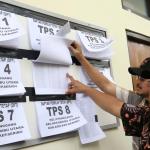 Komisioner KPU Arief Budiman dan Ferry Kurnia Rizkiyansyah mengecek data pemilih tetap pilkada DKI Jakarta di Pulau Panggang, Kepulauan Seribu, Jakarta, Sabtu (4/2/2017). Sosialisasi serta simulasi pemungutan dan penghitungan suara pilkada itu untuk mengajak masyarakat menggunakan hak suara pada pilkada serentak di 101 daerah termasuk DKI Jakarta pada 15 februari mendatang. AKTUAL/Munzir