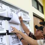 Komisioner KPU Arief Budiman dan Ferry Kurnia Rizkiyansyah mengecek data pemilih tetap pilkada DKI Jakarta di Pulau Panggang, Kepulauan Seribu, Jakarta, Sabtu (4/2/2017). Sosialisasi serta simulasi pemungutan dan penghitungan suara pilkada itu untuk mengajak masyarakat menggunakan hak suara pada pilkada serentak di 101 daerah termasuk DKI Jakarta pada 15 februari mendatang. AKTUAL/Munzir