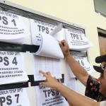 Komisioner KPU Arief Budiman dan Ferry Kurnia Rizkiyansyah mengecek data pemilih tetap pilkada DKI Jakarta di Pulau Panggang, Kepulauan Seribu, Jakarta, Sabtu (4/2/2017). Sosialisasi serta simulasi pemungutan dan penghitungan suara pilkada itu untuk mengajak masyarakat menggunakan hak suara pada pilkada serentak di 101 daerah termasuk DKI Jakarta pada 15 februari mendatang. AKTUAL/Munzir