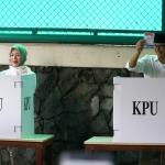 Calon wakil gubernur DKI Jakarta nomor urut 3, Sandiaga Salahudin Uno didampingi Istri Nur Asia melakukan pencoblosan di TPS 01 Jalan Daha, Kebayoran Baru, Jakarta Selatan, Rabu (15/2). Sandiaga optimistis dengan hasil pencoblosan hari ini. Dia juga merasa lega hari pencoblosan telah tiba setelah berjuang melakukan sosialisasi selama satu tahun terakhir. AKTUAL/Eko S Hilman