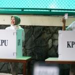 Calon wakil gubernur DKI Jakarta nomor urut 3, Sandiaga Salahudin Uno didampingi Istri Nur Asia melakukan pencoblosan di TPS 01 Jalan Daha, Kebayoran Baru, Jakarta Selatan, Rabu (15/2). Sandiaga optimistis dengan hasil pencoblosan hari ini. Dia juga merasa lega hari pencoblosan telah tiba setelah berjuang melakukan sosialisasi selama satu tahun terakhir. AKTUAL/Eko S Hilman