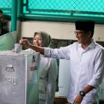 Calon wakil gubernur DKI Jakarta nomor urut 3, Sandiaga Salahudin Uno didampingi Istri Nur Asia melakukan pencoblosan di TPS 01 Jalan Daha, Kebayoran Baru, Jakarta Selatan, Rabu (15/2). Sandiaga optimistis dengan hasil pencoblosan hari ini. Dia juga merasa lega hari pencoblosan telah tiba setelah berjuang melakukan sosialisasi selama satu tahun terakhir. AKTUAL/Eko S Hilman
