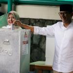 Calon wakil gubernur DKI Jakarta nomor urut 3, Sandiaga Salahudin Uno didampingi Istri Nur Asia melakukan pencoblosan di TPS 01 Jalan Daha, Kebayoran Baru, Jakarta Selatan, Rabu (15/2). Sandiaga optimistis dengan hasil pencoblosan hari ini. Dia juga merasa lega hari pencoblosan telah tiba setelah berjuang melakukan sosialisasi selama satu tahun terakhir. AKTUAL/Eko S Hilman