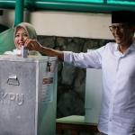 Calon wakil gubernur DKI Jakarta nomor urut 3, Sandiaga Salahudin Uno didampingi Istri Nur Asia melakukan pencoblosan di TPS 01 Jalan Daha, Kebayoran Baru, Jakarta Selatan, Rabu (15/2). Sandiaga optimistis dengan hasil pencoblosan hari ini. Dia juga merasa lega hari pencoblosan telah tiba setelah berjuang melakukan sosialisasi selama satu tahun terakhir. AKTUAL/Eko S Hilman