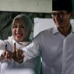 Calon wakil gubernur DKI Jakarta nomor urut 3, Sandiaga Salahudin Uno didampingi Istri Nur Asia melakukan pencoblosan di TPS 01 Jalan Daha, Kebayoran Baru, Jakarta Selatan, Rabu (15/2). Sandiaga optimistis dengan hasil pencoblosan hari ini. Dia juga merasa lega hari pencoblosan telah tiba setelah berjuang melakukan sosialisasi selama satu tahun terakhir. AKTUAL/Eko S Hilman