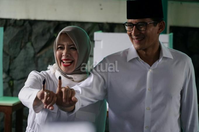 Calon wakil gubernur DKI Jakarta nomor urut 3, Sandiaga Salahudin Uno didampingi Istri Nur Asia melakukan pencoblosan di TPS 01 Jalan Daha, Kebayoran Baru, Jakarta Selatan, Rabu (15/2). Sandiaga optimistis dengan hasil pencoblosan hari ini. Dia juga merasa lega hari pencoblosan telah tiba setelah berjuang melakukan sosialisasi selama satu tahun terakhir. AKTUAL/Eko S Hilman