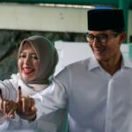 Calon wakil gubernur DKI Jakarta nomor urut 3, Sandiaga Salahudin Uno didampingi Istri Nur Asia melakukan pencoblosan di TPS 01 Jalan Daha, Kebayoran Baru, Jakarta Selatan, Rabu (15/2). Sandiaga optimistis dengan hasil pencoblosan hari ini. Dia juga merasa lega hari pencoblosan telah tiba setelah berjuang melakukan sosialisasi selama satu tahun terakhir. AKTUAL/Eko S Hilman