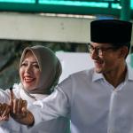 Calon wakil gubernur DKI Jakarta nomor urut 3, Sandiaga Salahudin Uno didampingi Istri Nur Asia melakukan pencoblosan di TPS 01 Jalan Daha, Kebayoran Baru, Jakarta Selatan, Rabu (15/2). Sandiaga optimistis dengan hasil pencoblosan hari ini. Dia juga merasa lega hari pencoblosan telah tiba setelah berjuang melakukan sosialisasi selama satu tahun terakhir. AKTUAL/Eko S Hilman
