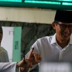 Calon wakil gubernur DKI Jakarta nomor urut 3, Sandiaga Salahudin Uno didampingi Istri Nur Asia melakukan pencoblosan di TPS 01 Jalan Daha, Kebayoran Baru, Jakarta Selatan, Rabu (15/2). Sandiaga optimistis dengan hasil pencoblosan hari ini. Dia juga merasa lega hari pencoblosan telah tiba setelah berjuang melakukan sosialisasi selama satu tahun terakhir. AKTUAL/Eko S Hilman
