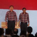 Calon Gubernur dan Wakil Gubernur DKI Jakarta Agus Harimurti Yudhyono dan Sylviana Murni (kiri), Basuki Tjahaja Purnama dan Djarot Saiful Hidayat (tengah) bersama Anies Baswedan dan Sandiaga Uno ( kanan) mengikuti Debat ke-3 di Jakarta, Jumat (10/2/2017). Tema dalam Debat ke-3 Calon Gubernur dan Wakil Gubernur DKI Jakarta mengusung tema Kependudukan dan Peningkatan Kualitas Masyarakat Jakarta. AKTUAL/Munzir