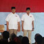 Calon Gubernur dan Wakil Gubernur DKI Jakarta Agus Harimurti Yudhyono dan Sylviana Murni (kiri), Basuki Tjahaja Purnama dan Djarot Saiful Hidayat (tengah) bersama Anies Baswedan dan Sandiaga Uno ( kanan) mengikuti Debat ke-3 di Jakarta, Jumat (10/2/2017). Tema dalam Debat ke-3 Calon Gubernur dan Wakil Gubernur DKI Jakarta mengusung tema Kependudukan dan Peningkatan Kualitas Masyarakat Jakarta. AKTUAL/Munzir