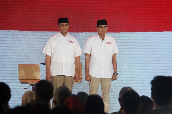 Calon Gubernur dan Wakil Gubernur DKI Jakarta Agus Harimurti Yudhyono dan Sylviana Murni (kiri), Basuki Tjahaja Purnama dan Djarot Saiful Hidayat (tengah) bersama Anies Baswedan dan Sandiaga Uno ( kanan) mengikuti Debat ke-3 di Jakarta, Jumat (10/2/2017). Tema dalam Debat ke-3 Calon Gubernur dan Wakil Gubernur DKI Jakarta mengusung tema Kependudukan dan Peningkatan Kualitas Masyarakat Jakarta. AKTUAL/Munzir