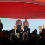 Calon Gubernur dan Wakil Gubernur DKI Jakarta Agus Harimurti Yudhyono dan Sylviana Murni (kiri), Basuki Tjahaja Purnama dan Djarot Saiful Hidayat (tengah) bersama Anies Baswedan dan Sandiaga Uno ( kanan) mengikuti Debat ke-3 di Jakarta, Jumat (10/2/2017). Tema dalam Debat ke-3 Calon Gubernur dan Wakil Gubernur DKI Jakarta mengusung tema Kependudukan dan Peningkatan Kualitas Masyarakat Jakarta. AKTUAL/Munzir