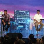 Calon Gubernur dan Wakil Gubernur DKI Jakarta Agus Harimurti Yudhyono dan Sylviana Murni (kiri), Basuki Tjahaja Purnama dan Djarot Saiful Hidayat (tengah) bersama Anies Baswedan dan Sandiaga Uno ( kanan) mengikuti Debat ke-3 di Jakarta, Jumat (10/2/2017). Tema dalam Debat ke-3 Calon Gubernur dan Wakil Gubernur DKI Jakarta mengusung tema Kependudukan dan Peningkatan Kualitas Masyarakat Jakarta. AKTUAL/Munzir