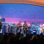 Calon Gubernur dan Wakil Gubernur DKI Jakarta Agus Harimurti Yudhyono dan Sylviana Murni (kiri), Basuki Tjahaja Purnama dan Djarot Saiful Hidayat (tengah) bersama Anies Baswedan dan Sandiaga Uno ( kanan) mengikuti Debat ke-3 di Jakarta, Jumat (10/2/2017). Tema dalam Debat ke-3 Calon Gubernur dan Wakil Gubernur DKI Jakarta mengusung tema Kependudukan dan Peningkatan Kualitas Masyarakat Jakarta. AKTUAL/Munzir