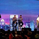 Calon Gubernur dan Wakil Gubernur DKI Jakarta Agus Harimurti Yudhyono dan Sylviana Murni (kiri), Basuki Tjahaja Purnama dan Djarot Saiful Hidayat (tengah) bersama Anies Baswedan dan Sandiaga Uno ( kanan) mengikuti Debat ke-3 di Jakarta, Jumat (10/2/2017). Tema dalam Debat ke-3 Calon Gubernur dan Wakil Gubernur DKI Jakarta mengusung tema Kependudukan dan Peningkatan Kualitas Masyarakat Jakarta. AKTUAL/Munzir