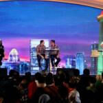 Calon Gubernur dan Wakil Gubernur DKI Jakarta Agus Harimurti Yudhyono dan Sylviana Murni (kiri), Basuki Tjahaja Purnama dan Djarot Saiful Hidayat (tengah) bersama Anies Baswedan dan Sandiaga Uno ( kanan) mengikuti Debat ke-3 di Jakarta, Jumat (10/2/2017). Tema dalam Debat ke-3 Calon Gubernur dan Wakil Gubernur DKI Jakarta mengusung tema Kependudukan dan Peningkatan Kualitas Masyarakat Jakarta. AKTUAL/Munzir