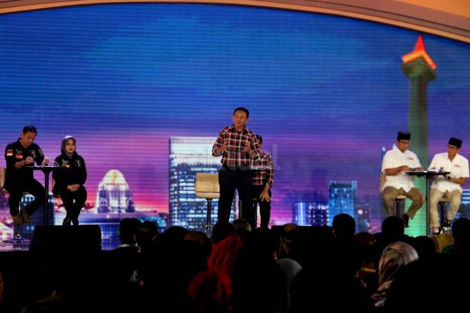 Calon Gubernur dan Wakil Gubernur DKI Jakarta Agus Harimurti Yudhyono dan Sylviana Murni (kiri), Basuki Tjahaja Purnama dan Djarot Saiful Hidayat (tengah) bersama Anies Baswedan dan Sandiaga Uno ( kanan) mengikuti Debat ke-3 di Jakarta, Jumat (10/2/2017). Tema dalam Debat ke-3 Calon Gubernur dan Wakil Gubernur DKI Jakarta mengusung tema Kependudukan dan Peningkatan Kualitas Masyarakat Jakarta. AKTUAL/Munzir