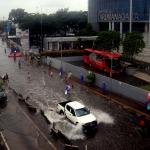 Sejumlah kendaraan menerobos banjir yang merendam di depan kampus Trisakti dan Untar,Grogol, Jakarta, Selasa (21/2/2017). Badan Nasional Penanggulangan Bencana (BNPB) menyebutkan bahwa ada 54 titik banjir yang tersebar di wilayah Jakarta dengan ketinggian bervariasi. AKTUAL/Munzir