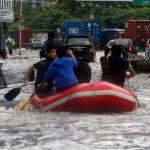 Sejumlah kendaraan menerobos banjir yang merendam di depan kampus Trisakti dan Untar,Grogol, Jakarta, Selasa (21/2/2017). Badan Nasional Penanggulangan Bencana (BNPB) menyebutkan bahwa ada 54 titik banjir yang tersebar di wilayah Jakarta dengan ketinggian bervariasi. AKTUAL/Munzir