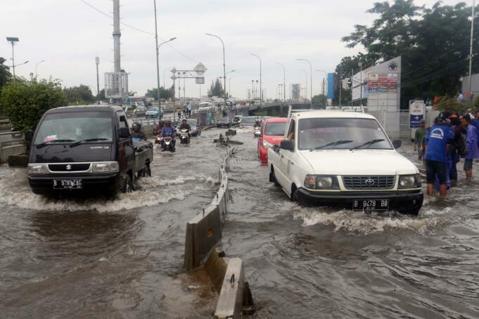 Sejumlah kendaraan menerobos banjir yang merendam di depan kampus Trisakti dan Untar,Grogol, Jakarta, Selasa (21/2/2017). Badan Nasional Penanggulangan Bencana (BNPB) menyebutkan bahwa ada 54 titik banjir yang tersebar di wilayah Jakarta dengan ketinggian bervariasi. AKTUAL/Munzir