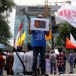 Sejumlah aktivis dari berbagai elemen yang tergabung Front Perjuangan Rakyat (FPR) menggelar aksi di depan kedutaan Amerika Serikat, di Jakarta, Senin (6/2/2017). Mereka mengutuk kebijakan Presiden Amerika Donald Trump dan mendesak agar mencabut kebijakan warga 7 negara muslim yang dilarang masuk ke Amerika. AKTUAL/Munzir