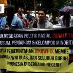 Sejumlah aktivis dari berbagai elemen yang tergabung Front Perjuangan Rakyat (FPR) menggelar aksi di depan kedutaan Amerika Serikat, di Jakarta, Senin (6/2/2017). Mereka mengutuk kebijakan Presiden Amerika Donald Trump dan mendesak agar mencabut kebijakan warga 7 negara muslim yang dilarang masuk ke Amerika. AKTUAL/Munzir