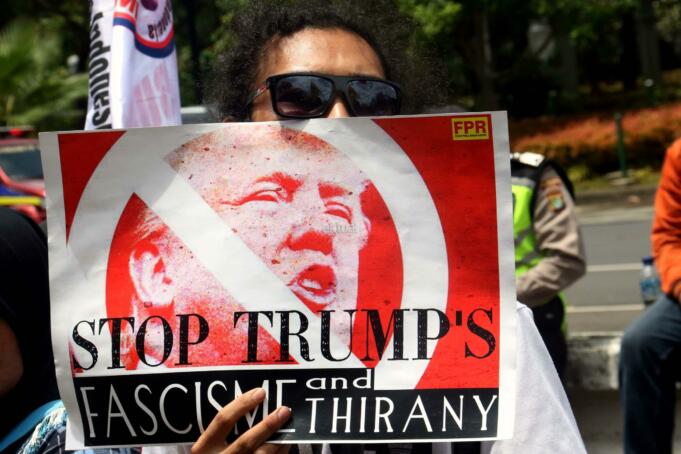 Sejumlah aktivis dari berbagai elemen yang tergabung Front Perjuangan Rakyat (FPR) menggelar aksi di depan kedutaan Amerika Serikat, di Jakarta, Senin (6/2/2017). Mereka mengutuk kebijakan Presiden Amerika Donald Trump dan mendesak agar mencabut kebijakan warga 7 negara muslim yang dilarang masuk ke Amerika. AKTUAL/Munzir