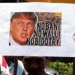 Sejumlah aktivis dari berbagai elemen yang tergabung Front Perjuangan Rakyat (FPR) menggelar aksi di depan kedutaan Amerika Serikat, di Jakarta, Senin (6/2/2017). Mereka mengutuk kebijakan Presiden Amerika Donald Trump dan mendesak agar mencabut kebijakan warga 7 negara muslim yang dilarang masuk ke Amerika. AKTUAL/Munzir
