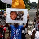 Sejumlah aktivis dari berbagai elemen yang tergabung Front Perjuangan Rakyat (FPR) menggelar aksi di depan kedutaan Amerika Serikat, di Jakarta, Senin (6/2/2017). Mereka mengutuk kebijakan Presiden Amerika Donald Trump dan mendesak agar mencabut kebijakan warga 7 negara muslim yang dilarang masuk ke Amerika. AKTUAL/Munzir