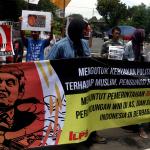 Sejumlah aktivis dari berbagai elemen yang tergabung Front Perjuangan Rakyat (FPR) menggelar aksi di depan kedutaan Amerika Serikat, di Jakarta, Senin (6/2/2017). Mereka mengutuk kebijakan Presiden Amerika Donald Trump dan mendesak agar mencabut kebijakan warga 7 negara muslim yang dilarang masuk ke Amerika. AKTUAL/Munzir