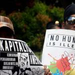 Sejumlah aktivis dari berbagai elemen yang tergabung Front Perjuangan Rakyat (FPR) menggelar aksi di depan kedutaan Amerika Serikat, di Jakarta, Senin (6/2/2017). Mereka mengutuk kebijakan Presiden Amerika Donald Trump dan mendesak agar mencabut kebijakan warga 7 negara muslim yang dilarang masuk ke Amerika. AKTUAL/Munzir